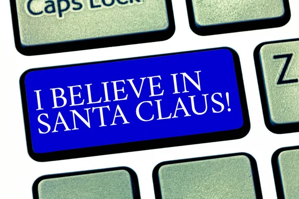 Signo de texto que muestra Creo en Santa Claus. Foto conceptual Tener fe en la Navidad Vacaciones infancia Teclado Intención de crear mensaje de ordenador pulsando el teclado idea . —  Fotos de Stock