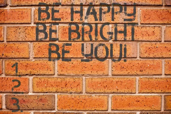 Escrita conceitual mostrando Be Happy Be Bright Be You. Foto de negócios mostrando auto-confiança boa atitude desfrutar alegre . — Fotografia de Stock