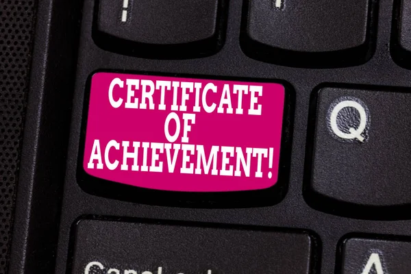 Word writing text Certificate of Achievement. Бизнес-концепция для сертификации, что демонстрации сделали исключительно хорошо Клавиатура ключ Намерение создать компьютерные сообщения нажатием клавиатуры идея . — стоковое фото