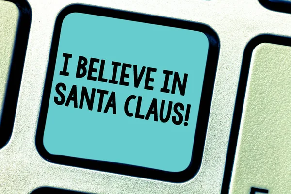 난 산타 클로스에서 믿고 쓰는 필기 텍스트입니다. 크리스마스 휴일 어린 시절 키보드 키 누르면 키패드 아이디어 컴퓨터 메시지를 만들려고 의도에 믿음을 의미 하는 개념. — 스톡 사진