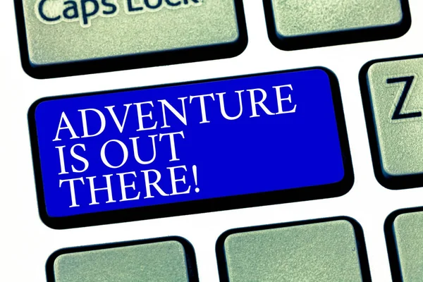 Signo de texto que muestra Adventure Is Out There. Foto conceptual Explorar descubrir viajes conocer nuevas cosas interesantes Teclado clave Intención de crear mensaje de ordenador pulsando el teclado idea . —  Fotos de Stock