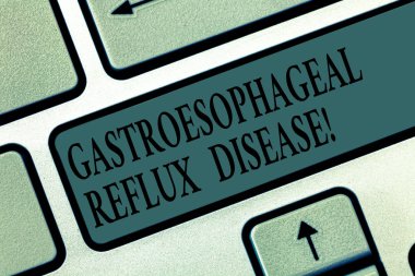 Word metin gastroözofageal reflü hastalığı yazma. Sindirim bozukluğu Burning göğüs ağrısı klavye tuşu basarak tuş takımı fikir bilgisayar ileti oluşturmak için niyet için iş kavramı.