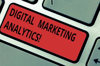 Kavramsal el dijital pazarlama Analytics gösterilen yazma. İş fotoğraf metin ölçü birimi iş ölçümleri ve trafik gibi klavye tuşu bilgisayar ileti fikir oluşturmak için niyet yol açar.