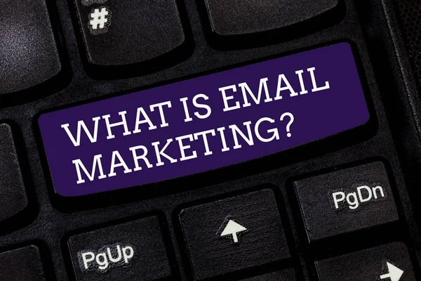 Pisanie, pokazuje co jest Email Marketing koncepcyjny ręka. Biznesowe zdjęcie tekstu reklamy wysyłając maile Biuletyny promocji klawiatura klucz zamiar utworzyć komputera wiadomość pomysł. — Zdjęcie stockowe