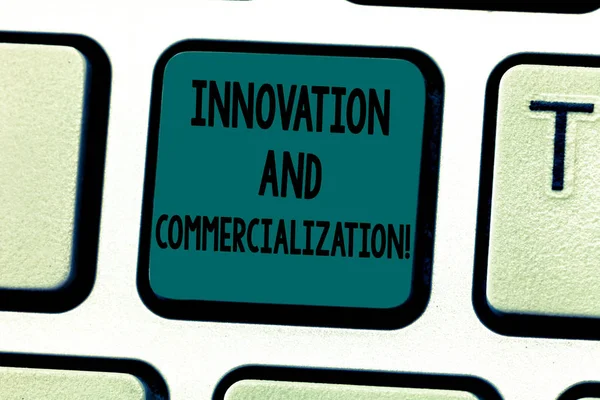 Текстовый знак, показывающий инновации и коммерциализацию. Концептуальное фото Введение нового продукта в коммерцию Клавиатура Намерение создания компьютерного сообщения нажатием клавиатуры идея . — стоковое фото