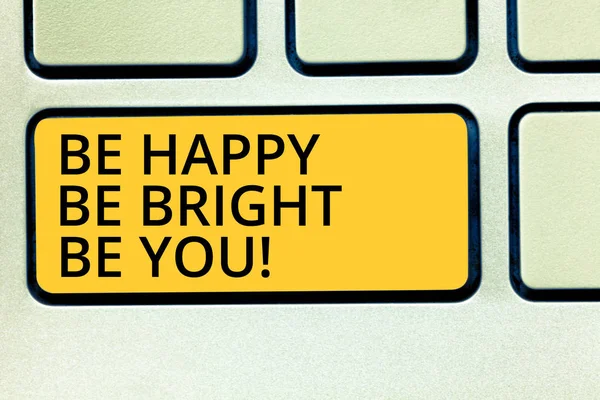Scrittura a mano concettuale che mostra Be Happy Be Bright Be You. Foto d'affari testo fiducia in se stessi buon atteggiamento godere allegro tasto tastiera intenzione di creare idea di messaggio del computer . — Foto Stock
