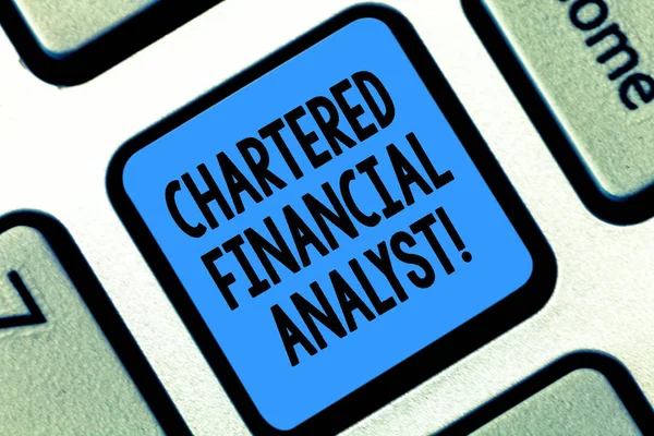 Sinal de texto mostrando Chartered Financial Analyst. Foto conceitual Investimento e profissionais financeiros Teclado chave Intenção de criar mensagem de computador pressionando ideia teclado . — Fotografia de Stock