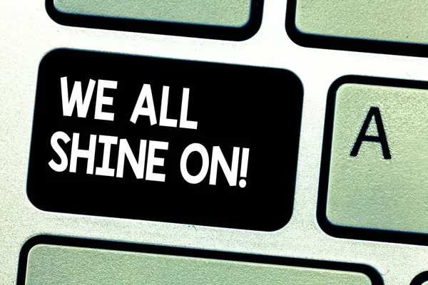 Signo de texto que muestra We All Shine On. Foto conceptual Todo el mundo tiene un brillo brillante Teclado Motivacional Intención de crear mensaje de computadora presionando la idea del teclado . — Foto de Stock