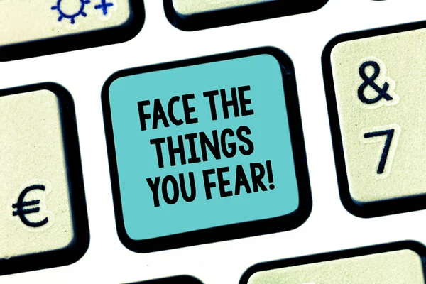Tekst pisma rzeczy Ci strach twarz. Koncepcja mieć odwagę zmierzyć się przerażające sytuacje klawiatura klawisz zamiar utworzyć wiadomość komputer naciskając klawisz klawiatury, pomysł. — Zdjęcie stockowe