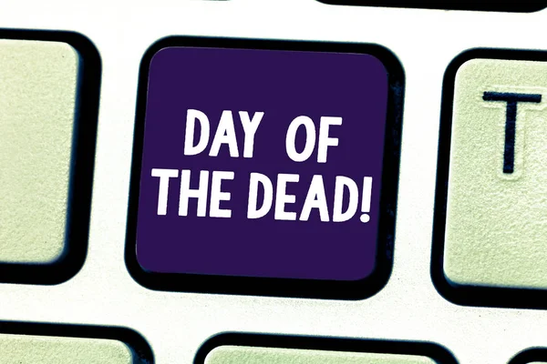 A Word a szöveg írása Day Of The Dead. Üzleti koncepció, a mexikói ünnepe tiszteletére, amely igazolja, hogy elmúltak billentyű szándékát, hogy hozzon létre a számítógép üzenetet, nyomja meg a billentyűzet ötlet. — Stock Fotó