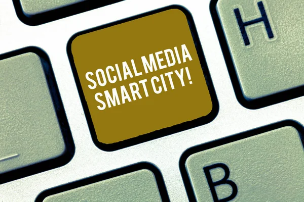 Escrevendo Nota Mostrando Social Media Smart City Business Photo Showcasing — Fotografia de Stock