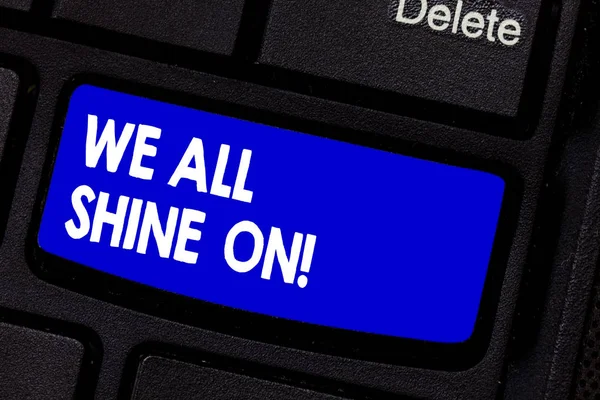 Escribiendo texto a mano We All Shine On. Concepto que significa Todo el mundo tiene un brillo brillante Teclado Motivacional Intención de crear mensaje de computadora presionando la idea del teclado . — Foto de Stock