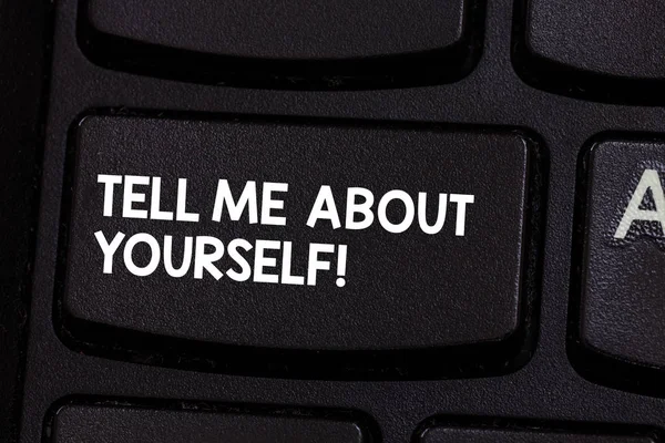 Концептуальный почерк, показывающий "Расскажи мне о себе". Обсуждение ваших демонстрационных качеств и навыков Клавиатурная клавиша Намерение создать идею компьютерного сообщения . — стоковое фото