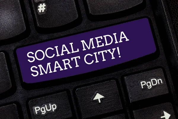 Scrittura concettuale a mano che mostra Social Media Smart City. Business photo text Collegato tecnologico avanzato moderno città Tastiera chiave Intenzione di creare idea di messaggio del computer . — Foto Stock