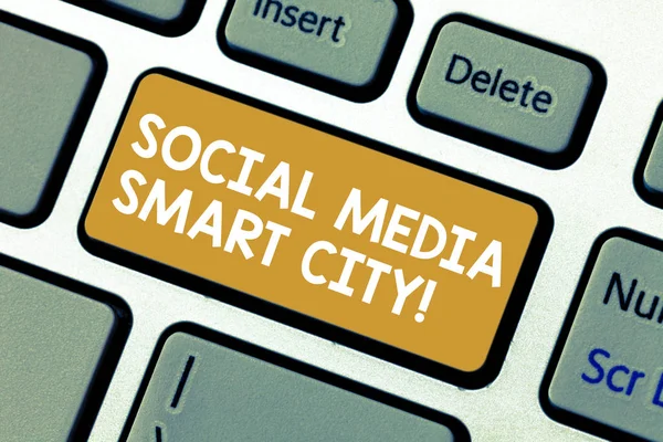 Testo calligrafico Social Media Smart City. Concetto significato Collegato tecnologico avanzato moderno città Tastiera chiave Intenzione di creare messaggio del computer premendo idea tastiera . — Foto Stock