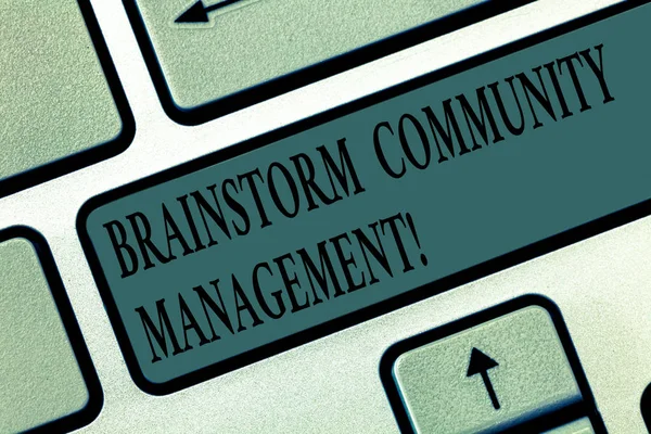 Word pisanie tekstu Brainstorm Community Management. Koncepcja biznesowa na organizowanie i sugerując klawisz na klawiaturze strategii biznesu zamiar utworzyć wiadomość komputer naciskając klawisz klawiatury, pomysł. — Zdjęcie stockowe