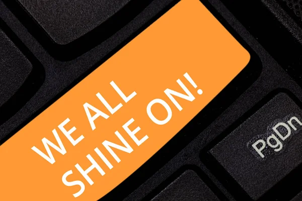 Escrevendo uma nota mostrando We All Shine On. Foto de negócios mostrando Todo mundo tem um brilho brilhante Motivational Keyboard chave Intenção de criar mensagem de computador pressionando ideia teclado . — Fotografia de Stock