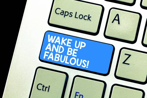 Zápis poznámky zobrazení Wake Up a být skvělé. Obchodní fotografie představí motivace inspirace povzbuzení za to, že velké klávesnice záměr vytvořit počítač zprávy klávesnici idea. — Stock fotografie