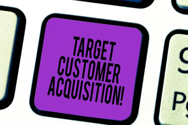 Texte manuscrit Target Customer Acquisition. Concept signifiant Persuader un consommateur d'acheter une entreprise s est bon Clé de clavier Intention de créer un message informatique appuyant sur l'idée de clavier . — Photo