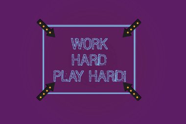 İş zor Play Hard gösterilen Not yazma. İş fotoğraf vitrine hayatında iş ve eğlence Meydanı anahat ile köşe oklar işaret içe doğru renk arka plan üzerinde arasında bir denge yapmak.