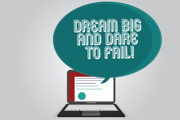 Handgeschreven tekst schrijven Dream Big en Dare To Fail. Begrip betekenis van motivatie inspiratie bereiden om fouten certificaat lay-out op het scherm van de Laptop en lege Halftone-kleur tekstballon. — Stockfoto