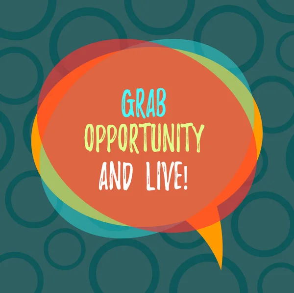 Escrevendo uma nota mostrando Grab Opportunity And Live. Exibição de fotos de negócios Aproveite as chances para alcançar seus objetivos motivação Blank Speech Bubble foto e pilha de sobreposição de círculo transparente . — Fotografia de Stock