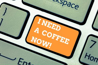 Gösterilen A kahve şimdi gerekir Not yazma. Sıcak içecek uyanık olması gereken motive fotoğraf iş vitrine enerji klavye tuşuna basarak tuş takımı fikir bilgisayar ileti oluşturmak için niyet var.