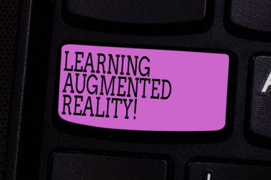 Metin yazma öğrenme Augmented Reality kelime. İş kavramı ortamı için öğrenci klavye tuşuna basarak tuş takımı fikir bilgisayar ileti oluşturmak için niyet giriş için uyum sağlar..