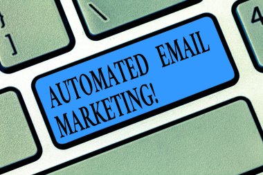 Word yazı metni otomatik e-posta pazarlama. Otomatik olarak gönderilen e-posta için iş kavramı klavye gösteren listeye niyeti tuş takımı fikir tuşuna basarak bilgisayar ileti oluşturmak için anahtar.