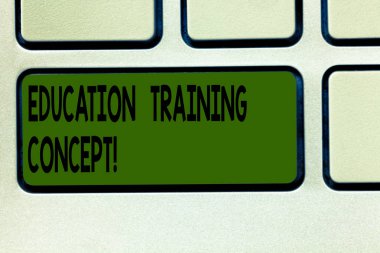 Eğitim eğitim kavramı gösterilen Not yazma. Belirli becerileri bir gösteren klavye tuşuna basarak tuş takımı fikir bilgisayar ileti oluşturmak için niyet inculcating hareket vitrine iş fotoğraf.