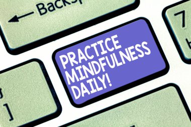 Word metin uygulama Mindfulness günlük yazma. Dostluk odak bilinci mevcut klavye tuşuna basarak tuş takımı fikir bilgisayar ileti oluşturmak için niyet için iş kavramı.