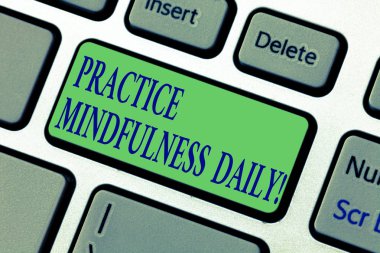 Uygulama Mindfulness günlük gösterilen Not yazma. Dostluk odak bilinci mevcut klavye tuşuna basarak tuş takımı fikir bilgisayar ileti oluşturmak için niyet vitrine iş fotoğraf.