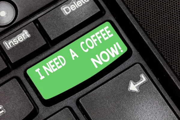 Tekst Pisma teraz potrzebuję kawę. Pojęcia, co oznacza, że gorący napój musi być czujny motywację mają energię klawisz na klawiaturze zamiar utworzyć wiadomość komputer naciskając klawisz klawiatury, pomysł. — Zdjęcie stockowe