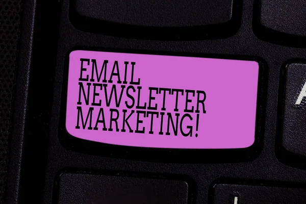 Word Writing Text E-Mail Newsletter Marketing. Geschäftskonzept zur Information der Benutzer über das Produkt durch E-Mail-Tastatur-Taste Absicht, Computer-Nachricht Drücken der Tastatur Idee zu erstellen. — Stockfoto