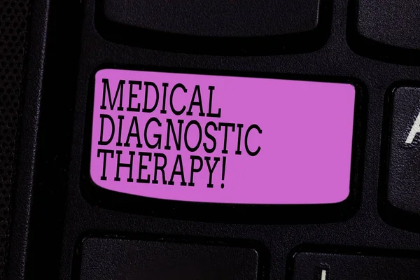 Texto de escritura de palabras Terapia de diagnóstico médico. Concepto de negocio para determinar la demostración es la base de la enfermedad en los síntomas Teclado clave Intención de crear mensaje de computadora presionando el teclado idea . — Foto de Stock