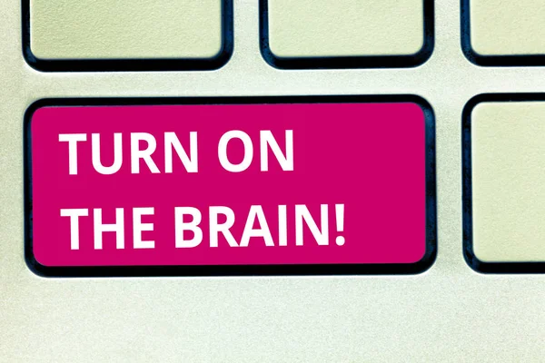 Signo de texto que muestra Turn On The Brain. Foto conceptual Tiempo para pensar generación de ideas activar su mente Teclado clave Intención de crear mensaje de computadora presionando el teclado idea . — Foto de Stock