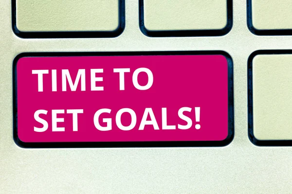 Signo de texto que muestra Time To Set Goals. Foto conceptual Deseada Objetivo Quería lograr en el futuro Teclado clave Intención de crear mensaje de ordenador presionando el teclado idea . —  Fotos de Stock