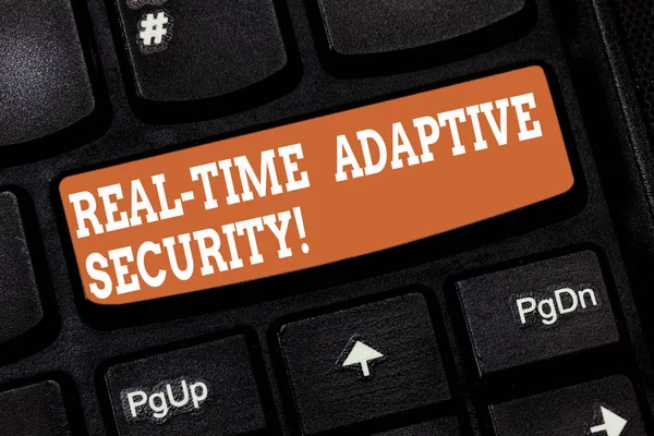 Manuscrito de texto escrevendo Real Time Adaptive Security. Conceito significado acomodar o surgimento de múltiplos perímetros Teclado chave Intenção de criar mensagem de computador pressionando ideia teclado . — Fotografia de Stock