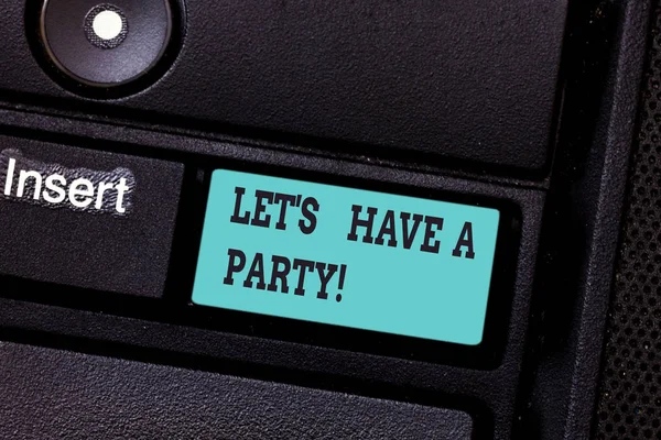 Het schrijven van nota tonen laat S Is hebben A Party. Zakelijke foto presentatie van de uitnodiging om te vieren ontspannen plezier viering toetsenbordtoets voornemen om computer bericht te drukken toetsenblok idee te maken. — Stockfoto