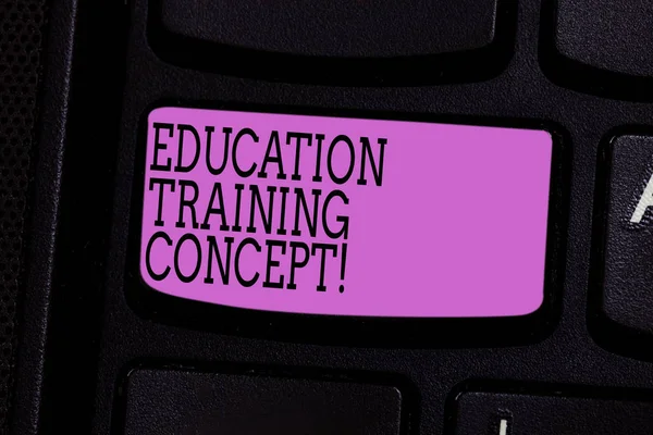 Texto de escritura de palabras Educación Concepto de formación. Concepto de negocio para el acto de inculcar habilidades específicas en una clave de teclado demostrativa Intención de crear un mensaje de computadora presionando la idea del teclado . — Foto de Stock