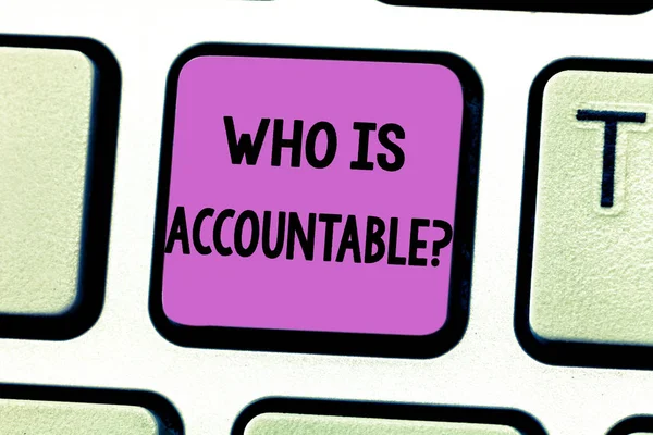 Írásbeli Megjegyzés mutatja ki van Accountablequestion. Üzleti fénykép bemutatják, hogy felelős vagy felelősséggel valamit billentyűzet kulcsa szándékát, hogy hozzon létre a számítógép üzenetet, nyomja meg a billentyűzet ötlet. — Stock Fotó