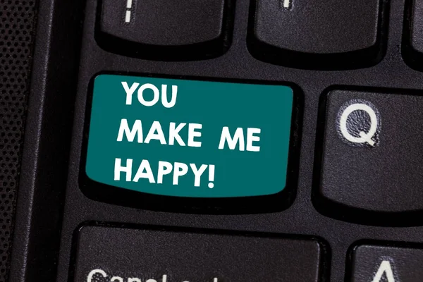 Tekst teken tonen u Make Me Happy. Conceptuele foto iets of iemand die geeft plezier en genot toets op het toetsenbord te willen maken van computer bericht op idee van het toetsenbord te drukken. — Stockfoto