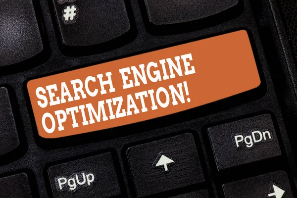 Escritura a mano de texto Search Engine Optimization. Concepto que significa maximizar el número de visitantes a un sitio web Teclado clave Intención de crear mensaje de computadora pulsando el teclado idea . — Foto de Stock