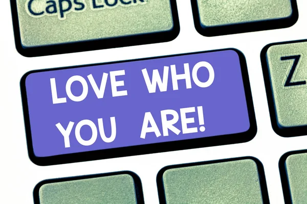Написання текстів "Любов, хто ти є". Концепція що означає Вираження роаналітичних почуттів і позитивних емоцій Клавіатура клавіатури Намір створити комп'ютерне повідомлення натискання ідеї клавіатури . — стокове фото