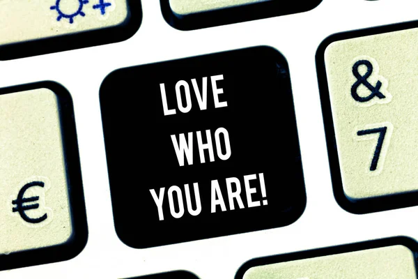 Scrivere una nota che mostra Love Who You Are. Business photo showcase Esprimere sentimenti roanalysistic ed emozioni positive Tastiera chiave Intenzione di creare messaggio del computer premendo idea tastiera . — Foto Stock