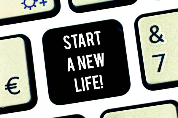 Escribiendo una nota que muestra Start A New Life. Muestra de fotos de negocios Cambiar sus hábitos ser diferente dirección cambiante Teclado clave Intención de crear mensaje de ordenador presionando el teclado idea . —  Fotos de Stock