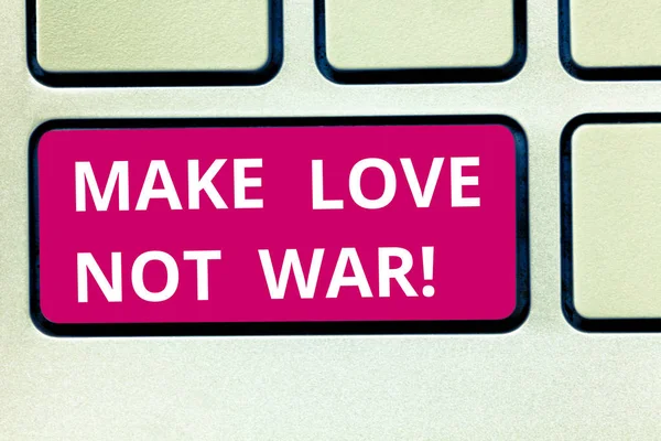 Текстовый знак "Занимайся любовью, а не войной". Концептуальная фотография Не боритесь друг с другом имеют мир и привязанность Клавиатура ключ Намерение создать компьютерные сообщения нажатием клавиатуры идея . — стоковое фото