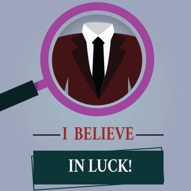 Word metin yazma, şansa inanırım. İş kavramı için inançlı olmak şans muskaları batıl Büyüteç düşünme fotoğraf büyütme teftiş smokin ve etiket etiket altında.