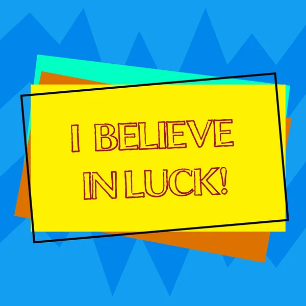 Tulisan tangan menulis I Believe In Luck. Konsep makna Untuk memiliki iman dalam daya tarik beruntung Pemikiran takhayul Tumpukan Kosong Persegi Kertas Konstruksi Warna yang berbeda . — Stok Foto