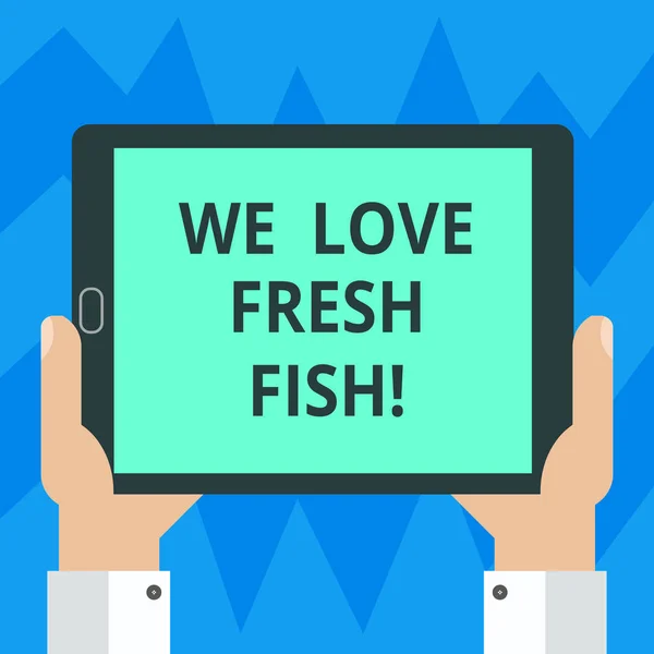 우리 사랑 신선한 생선을 보여주는 텍스트 기호. 개념 사진 해산물 애호가 건강 식품 해양 요리 요리 예술 Hu 분석 손을 잡고 빈 스크린 태블릿 스마트폰 디스플레이 장치 사진. — 스톡 사진
